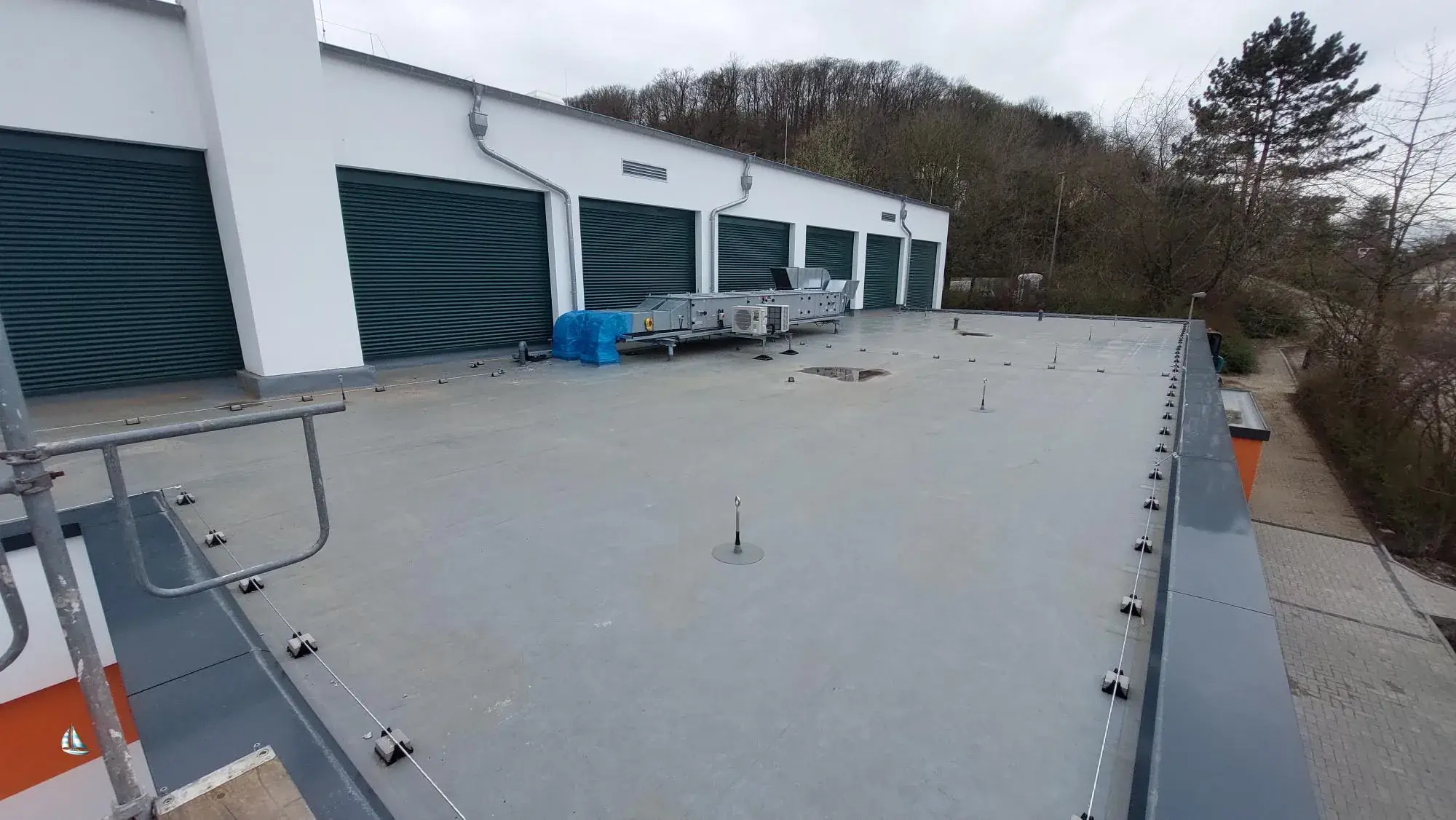 Energetische und barrierefreie Sanierung einer Turnhalle – Dach des Umkleidetrakts mit Technik (29.02.2024)