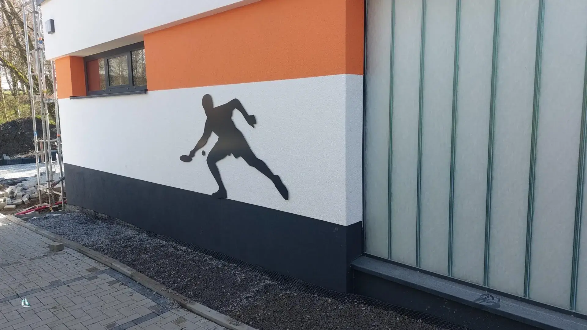 Energetische und barrierefreie Sanierung einer Turnhalle – Fassadengestaltung mit Sportlermotiven (14.03.2024)