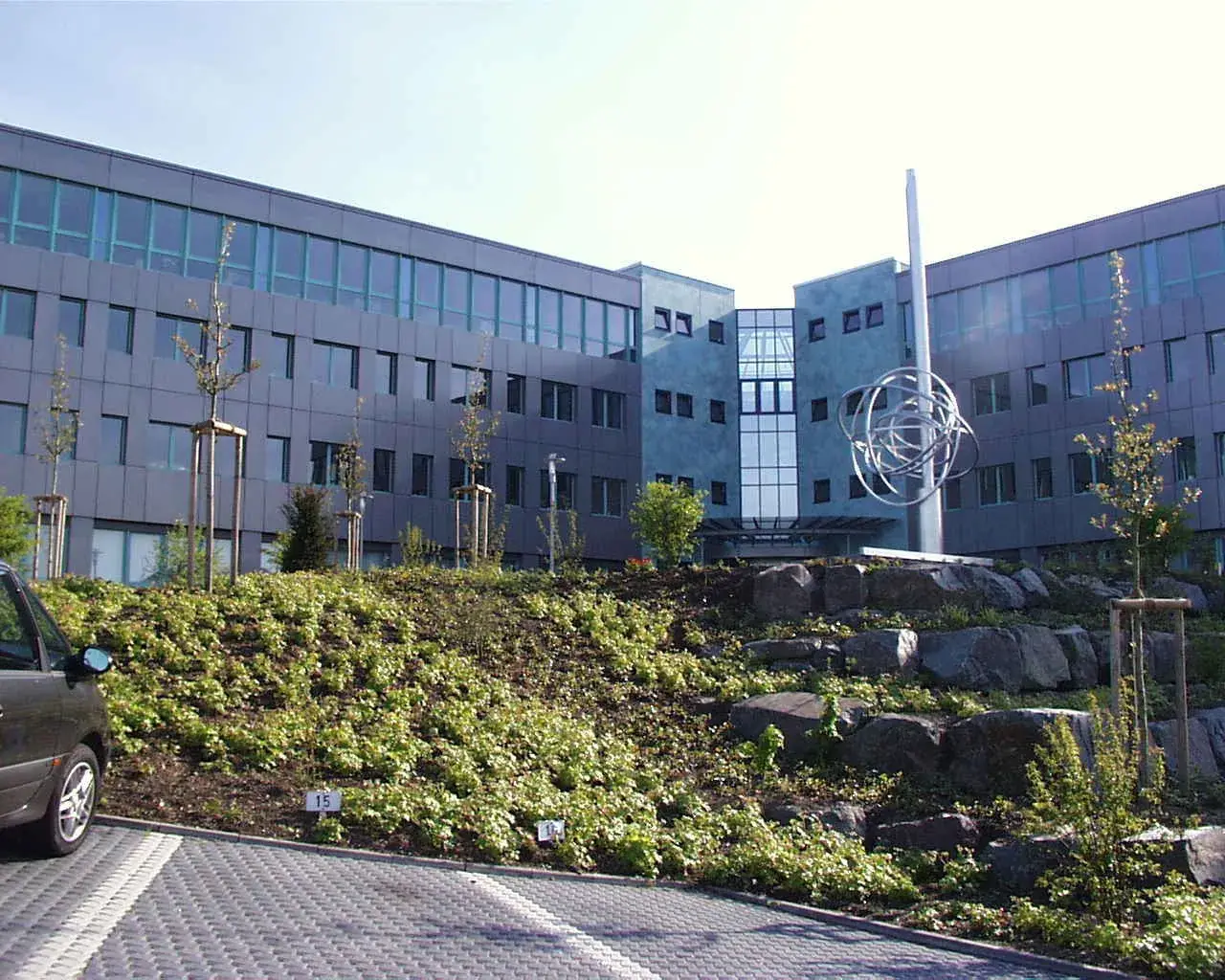 Verwaltungsgebäude, Schalksmühle – Hof mit Außenanlage