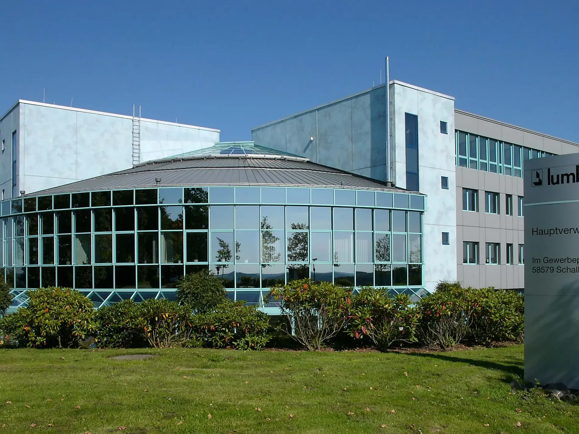 Verwaltungsgebäude in Schalksmühle mit gläserner Rotunde am Eingang