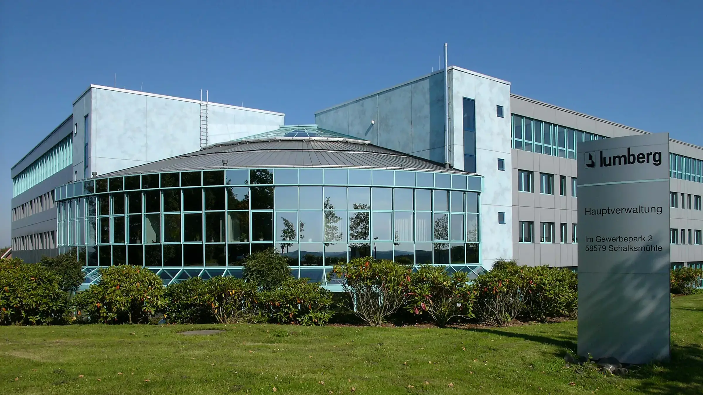 Verwaltungsgebäude in Schalksmühle mit gläserner Rotunde am Eingang