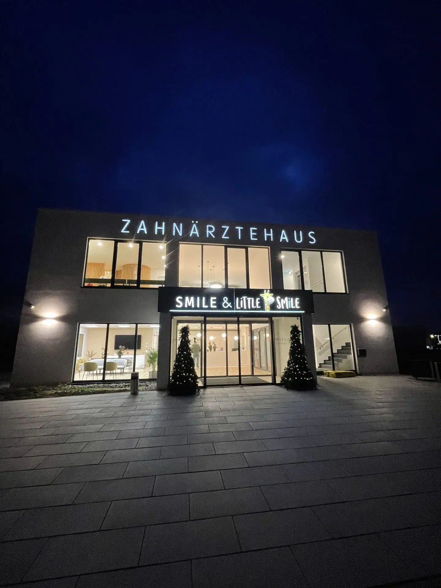 Zahnärztehaus, Renchen – Eingang bei Nacht